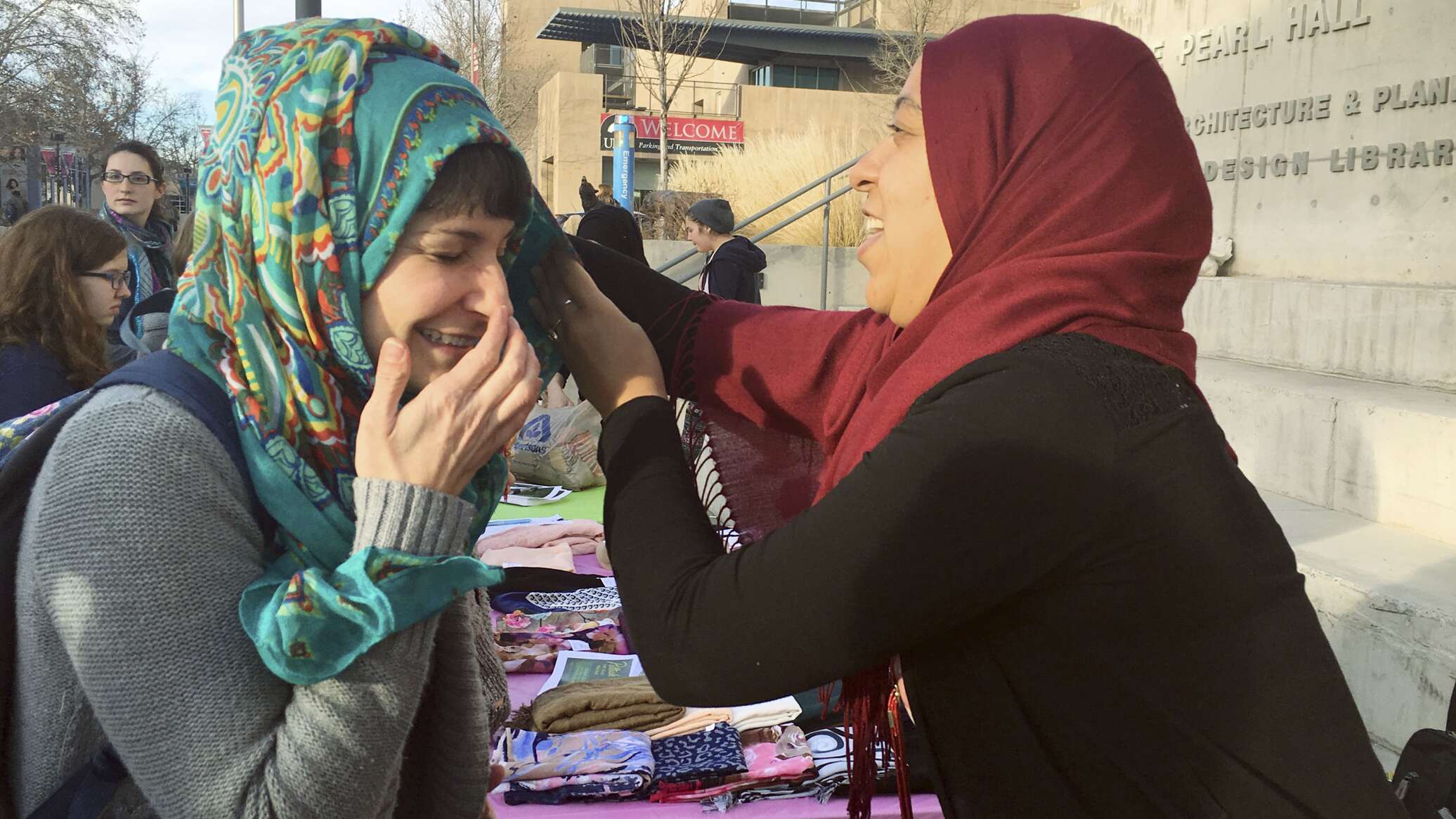 دعوى قضائية ضد شرطة أريزونا لنزعها حجاب مسلمات خلال مظاهرة داعمة لفلسطين.. فيديو