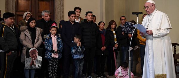 البابا فرانسيس يلتقي باللاجئين القادمين من ليسبوس - سبوتنيك عربي