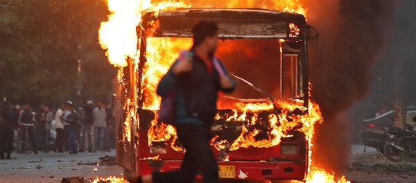 احتجاجات المواطنين ضد قانون الجنسية الجديد في نيودلهي، الهند 15 ديسمبر 2019 ويصر رئيس الوزراء الهندي ناريندرا مودي على تنفيذ القانون الذي يمهد الطريق أمام منح الجنسية الهندية لأفراد من أقليات دينية من أفغانستان وبنجلادش وباكستان، وهي دول مجاورة مسلمة، يعيشون في الهند منذ قبل عام 2015. - سبوتنيك عربي