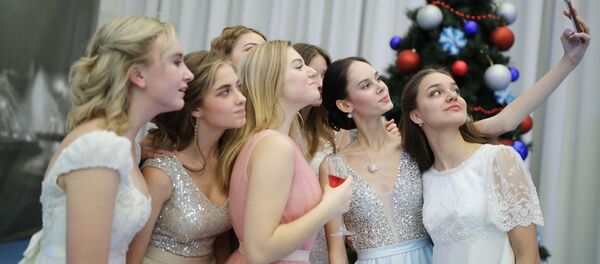 فتيات يلتقطن صورة سيلفي خلال حفل أقيم بمناسبة رأس السنة في معهد كراسنودار الرئاسي العسكري في كراسنودار الروسية، 14 ديسمبر 2019 - سبوتنيك عربي