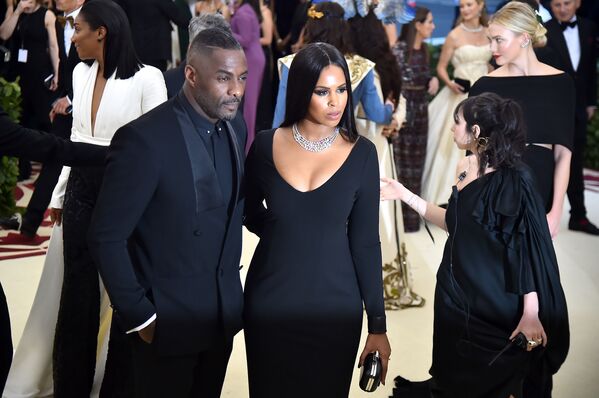 التقى الممثل البريطاني إدريس إلبا (46 عاما) بعارضة الأزياء صابرينا دوري (29 عاما) في عام 2017. وفي فبراير 2019، في العرض الافتتاحي الأول له ياردي (Yardy)، عرض الزواج على صابرينا. احتفلا بزفافهما في المغرب. وهذا الزواج الثالث للممثل. - سبوتنيك عربي