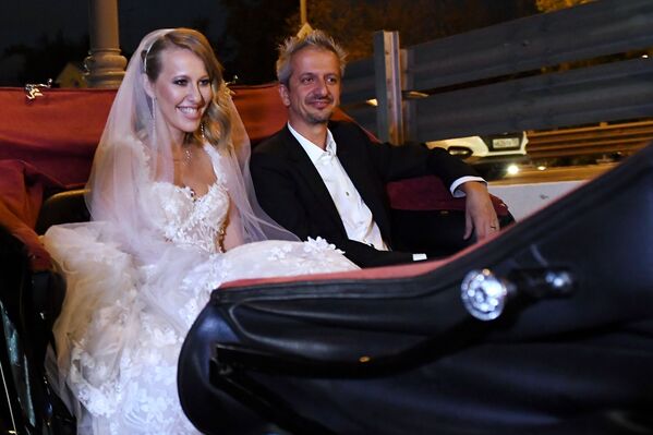 المخرج الروسي كونستانتين بوغومولوف ومقدمة البرامج التلفزيونية كسينيا سوبتشياك يتوجهاان للاحتفال بزفافهما في متحف موسكو - سبوتنيك عربي