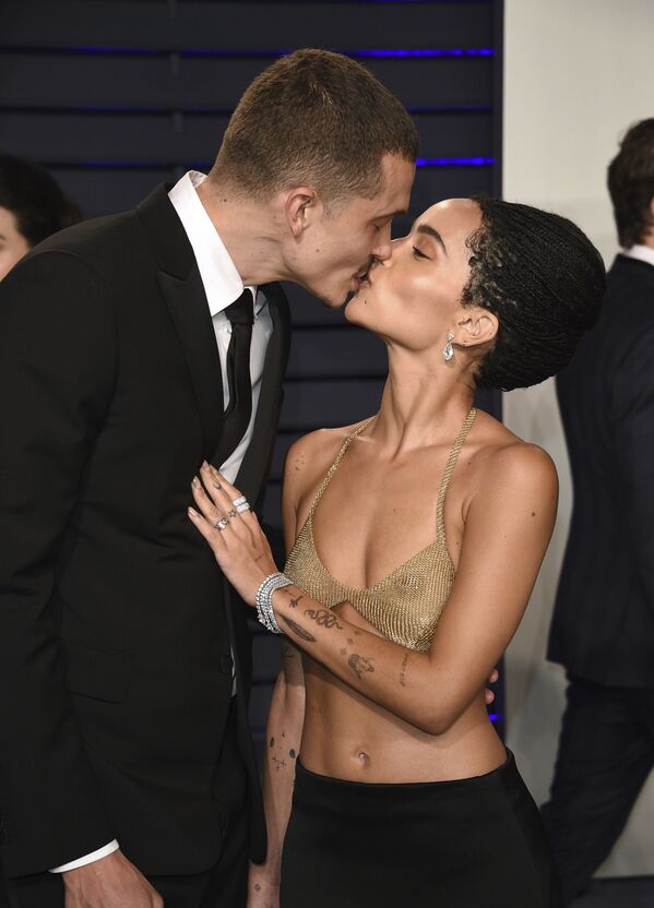 الممثلة وعارضة الأزياء الأمريكية زوي كرافيتز والممثل الأمريكي كارل غلوسمان أعلنا رسميا عن علاقتهما بعد عامين من المواعدة. وفي مايو 2019 تزوجا سرا في حفل صغير ضم أفراد عائلتهما وأصدقائهما المقربين. - سبوتنيك عربي