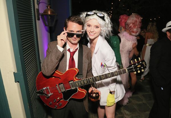 عازف غيتار البريطاني ماثيو بيلامي (41 عاما) وعارضة الأزياء الأمريكية إل إيفانس (29 عاما). بدأ الثنائي في المواعدة في عام 2015، وفي ديسمبر 2017 عرض عليها الزواج، وتزوجا في أغسطس هذا العام. - سبوتنيك عربي