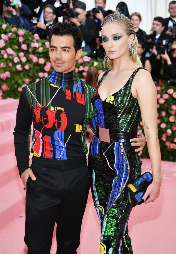 المغني الأمريكي جو جوناس والممثلة الأمريكية صوفي تيرنر تزوجا سراً في لاس فيغاس في أوائل شهر مايو، وبعد شهرين ذهبا للاحتفال بزفافهما في شاتو دي تورو في باريس. - سبوتنيك عربي