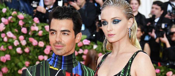 المغني الأمريكي جو جوناس والممثلة الأمريكية صوفي تيرنر تزوجا سراً في لاس فيغاس في أوائل شهر مايو، وبعد شهرين ذهبا للاحتفال بزفافهما في شاتو دي تورو في باريس. - سبوتنيك عربي