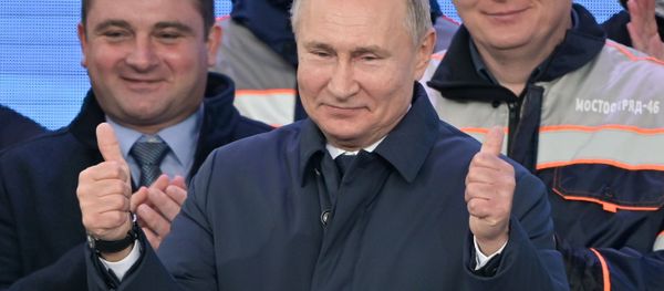 الرئيس الروسي فلاديمير بوتين يشارك في مراسم افتتاح خط السكك الحديدية عبر جسر القرم، شبه جزيرة القرم، روسيا 23 ديسمبر 2019 - سبوتنيك عربي