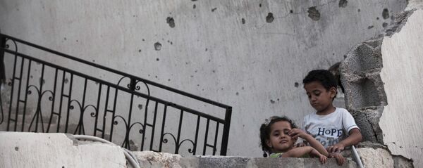 أطفال في ليبيا وفي الخلفية أثار طلقات الرصاص أطفال في ليبيا وفي الخلفية أثار طلقات الرصاص - سبوتنيك عربي