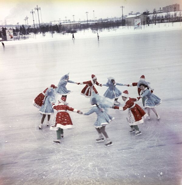 تلاميذ مدرسة يتزحلقون على الجليد في لوجنيكي في موسكو، عام 1966 - سبوتنيك عربي