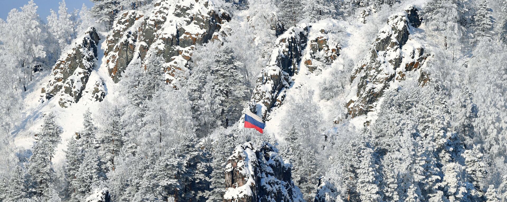 علم روسيا على جبل صخري بالقرب من مدينة ديفنوغورسك في إقليم كراسنودارسكي كراي جنوب روسيا - سبوتنيك عربي, 1920, 12.09.2022