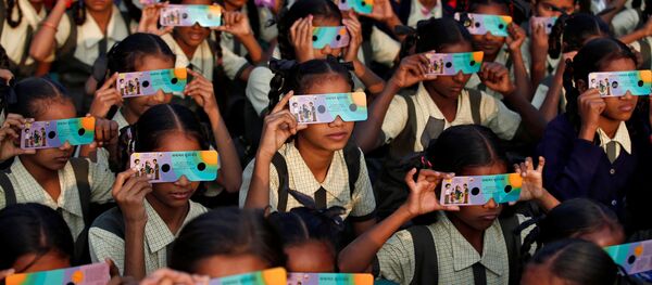 أطفال يشاهدون كسوف الشمس الحلقي النادر في أحمد آباد، الهند 26 ديسمبر 2019 - سبوتنيك عربي