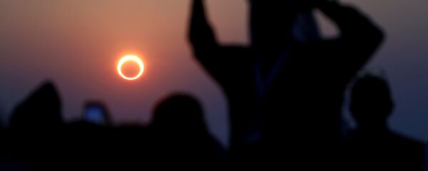 أشخاص يراقبون كسوف الشمس الحلقي النادر في الهفوف، في شرق مملكة السعودية العربية 26 ديسمبر 2019 - سبوتنيك عربي