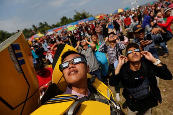 أشخاص يراقبون كسوف الشمس الحلقي النادر في سياك، إندونيسيا 26 ديسمبر 2019 - سبوتنيك عربي