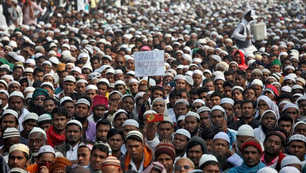 أشخاص يحضرون احتجاجًا نظمته منظمة ولاية البنغال الغربية، وهي منظمة إسلامية، ضد قانون الجنسية الجديد، في كولكاتا، الهند ، 22 ديسمبر 2019 - سبوتنيك عربي
