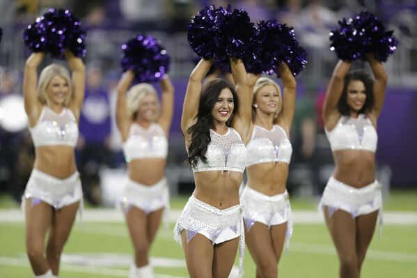 فرقة تشجيع لنادي مينيسوتا فاكينغز قبل مباراة كرة القدم الأمريكية في مينيابولس، الولايات المتحدة 24 ديسمبر 2019 - سبوتنيك عربي