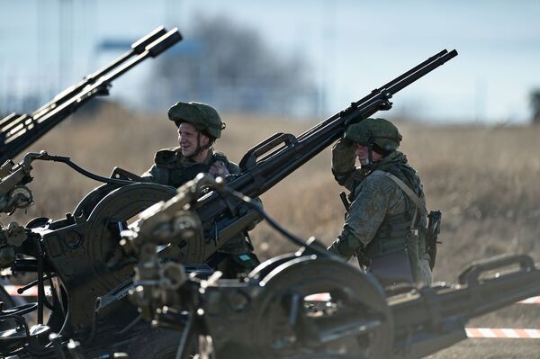 عسكريون من الدفاع الساحلي لأسطول البحر الأسود خلال مسابقات التأهيل بياثلون الدبابات في ميدان للتدريبات أنغارسك في شبه جزيرة القرم الروسية، 20 ديسمبر 2019 - سبوتنيك عربي