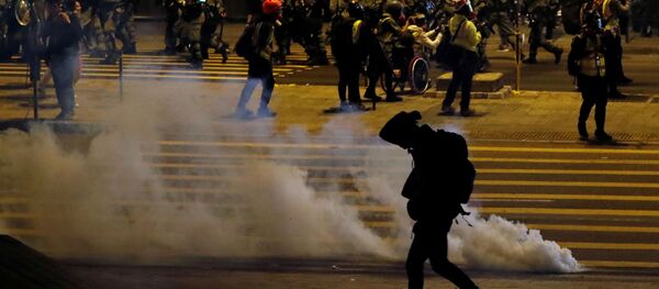 مظاهرة مناهضة للحكومة عشية عيد الميلاد في هونغ كونغ، الصين 24 ديسمبر 2019 - سبوتنيك عربي