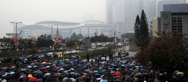 محتجون يتظاهرون تحت المطر في هونغ كونغ - سبوتنيك عربي