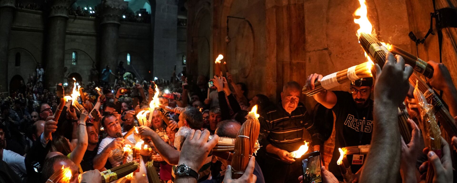 يحتفل مسحيو الأرثذوكس بانبثاق النار المقدسة في كنيسة القيامة في القدس، 27 أبريل 2019 - سبوتنيك عربي, 1920, 19.04.2025