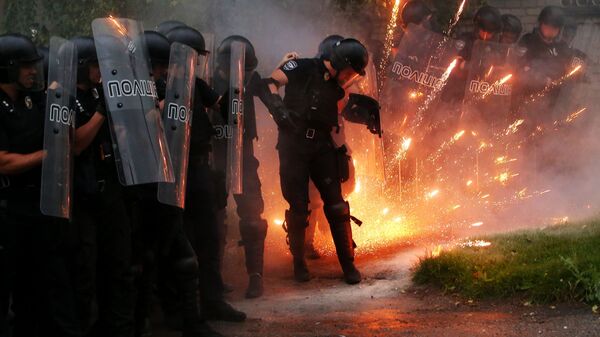 عناصر قوات الأمن خلال الاحتجاجات في بيرياسلاف-خملنيتسكي، أوكرانيا 4 يونيو 2019 - سبوتنيك عربي