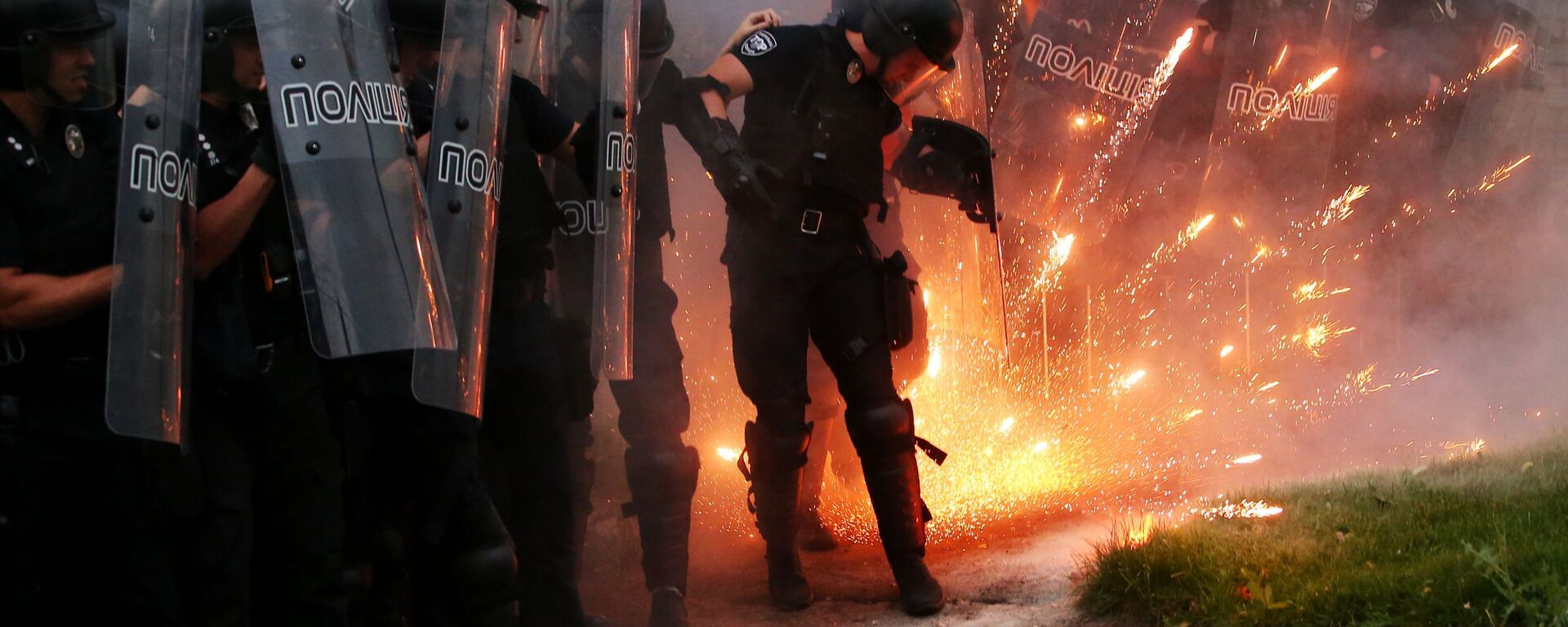 عناصر قوات الأمن خلال الاحتجاجات في بيرياسلاف-خملنيتسكي، أوكرانيا 4 يونيو 2019 - سبوتنيك عربي, 1920, 22.02.2026