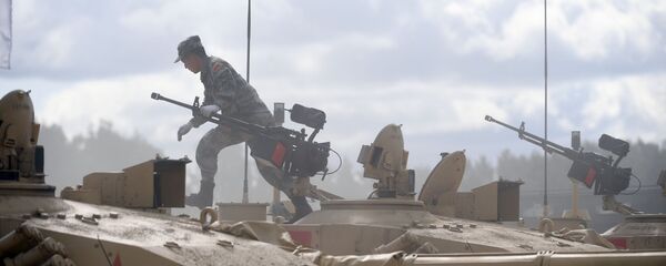 أفراد طاقم الجيش الصيني المشارك في سباق بياتلون الدبابات 2019 في حقل ألابينو، ضواحي موسكو، روسيا 30 يوليو 2019 - سبوتنيك عربي