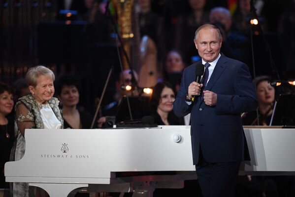 الرئيس فلاديمير بوتين خلال حفل أقيم بمناسبة عيد ميلاد الفنانة السوفيتية الشعبية، الملحنة ألكسندرا باخموتوفا على مسرح بولشوي (المسرح الكبير) في موسكو، 10 نوفمبر 2019 الرئيس فلاديمير بوتين خلال حفل أقيم بمناسبة عيد ميلاد الفنانة السوفيتية الشعبية، الملحنة ألكسندرا باخموتوفا على مسرح بولشوي (المسرح الكبير) في موسكو، 10 نوفمبر 2019 - سبوتنيك عربي
