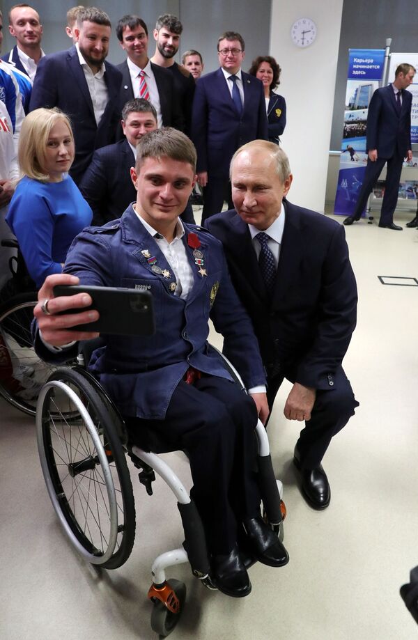 الرئيس فلاديمير بوتين يلتقي مع الرياضي البارالمبي من الفريق الوطني الروسي، في إطار زيارته للجامعة الأولمبية الروسية في سوتشي، 3 ديسمبر 2019 الرئيس فلاديمير بوتين يلتقي مع الرياضي البارالمبي من الفريق الوطني الروسي، في إطار زيارته للجامعة الأولمبية الروسية في سوتشي، 3 ديسمبر 2019 - سبوتنيك عربي