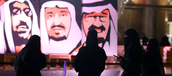 نساء سعوديات يلتقطن صوراً لملوك المملكة العربية السعودية السابقين - سبوتنيك عربي