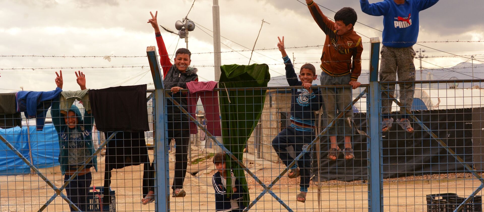 أطفال في مخيم للاجئين السوريين وغيرهم بالقرب من بلدة السليمانية، كردستان العراق، 2 مارس 2019 - سبوتنيك عربي, 1920, 05.06.2021
