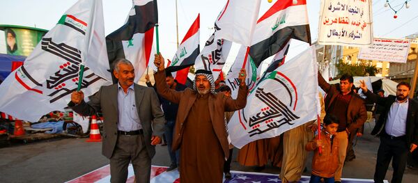 احتجاجات أمام السفارة الأمريكية في بغداد بعد قصف مقار الحشد الشعبي - سبوتنيك عربي