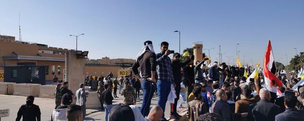 محتجون عراقيون أمام السفارة الأمريكية في بغداد محتجون عراقيون أمام السفارة الأمريكية في بغداد - سبوتنيك عربي