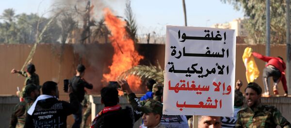 إحراق متظاهرين أماكن الحرس أمام السفارة الأمريكية في العراق - سبوتنيك عربي
