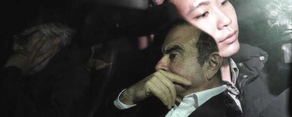 رئيس نيسان السابق كارلوس غصن مع محاميه تاكاشي تاكانو في سيارة في طوكيو بعد إطلاق سراح غصن وتنعكس صورة طاقم تلفزيوني على نافذة السيارة رئيس نيسان السابق كارلوس غصن مع محاميه تاكاشي تاكانو في سيارة في طوكيو بعد إطلاق سراح غصن وتنعكس صورة طاقم تلفزيوني على نافذة السيارة - سبوتنيك عربي