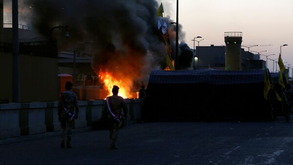 قوات الأمن العراقية أمام السفارة الأمريكية أثناء احتجاج على إدانة الضربات الجوية على قواعد الحشد الشعبي في بغداد - سبوتنيك عربي