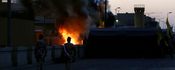 قوات الأمن العراقية أمام السفارة الأمريكية أثناء احتجاج على إدانة الضربات الجوية على قواعد الحشد الشعبي في بغداد - سبوتنيك عربي