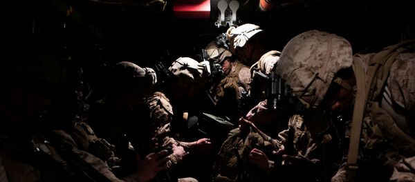 المارينز الأمريكيون المكلفون بقوات المهام الجوية البري الخاصة يستعدون لتأمين السفارة الأمريكية في بغداد من قاعدة في الكويت - سبوتنيك عربي