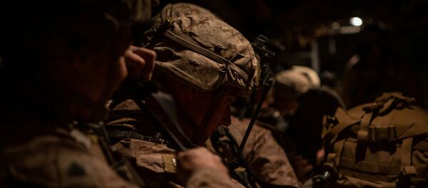 المارينز الأمريكيون المكلفون بقوات المهام الجوية البري الخاصة يستعدون لتأمين السفارة الأمريكية في بغداد من قاعدة في الكويت - سبوتنيك عربي