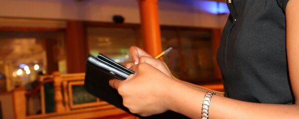 نادلة في مطعم نادلة في مطعم - سبوتنيك عربي