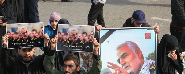 متظاهرون إيرانيون يرفعون صور قائد فيلق القدس قاسم سليماني بعد مقتله في غارة أمريكية في مطار بغداد - سبوتنيك عربي