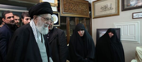 المرشد الأعلى في إيران آيه الله علي خامنئي في منزل قائد فيلق القدس قاسم سليماني - سبوتنيك عربي