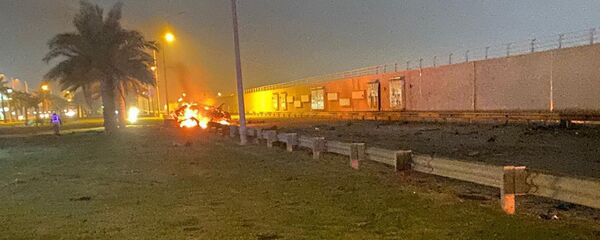 سيارة محترقة قرب مطار بغداد الدولي بعد غارة جوية قتلت الجنرال قاسم سليماني - سبوتنيك عربي