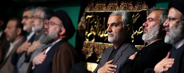 قائد فيلق القدس قاسم سليماني مع المرشد الإيراني علي خامنئي وبعض القادة الإيرانيين - سبوتنيك عربي