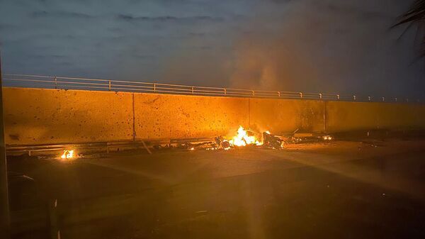 سيارة محترقة قرب مطار بغداد الدولي بعد غارة جوية قتلت الجنرال قاسم سليماني - سبوتنيك عربي