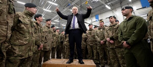رئيس الوزراء البريطاني بوريس جونسون يتحدث خلال زيارة للقوات البريطانية المتمركزة في إستونيا  - سبوتنيك عربي
