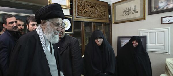 المرشد الإيراني آية الله علي خامنئي، أثناء تقديمه العزاء في قائد فيلق القدس التابع للحرس الثوري الإيراني اللواء قاسم سليماني - سبوتنيك عربي