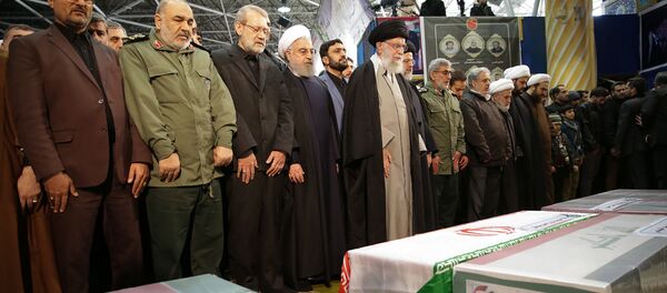 المرشد الإيراني آيه الله علي خامنئي يؤدي صلاة الجنازة على قائد فيلق القدس قاسم سليماني - سبوتنيك عربي