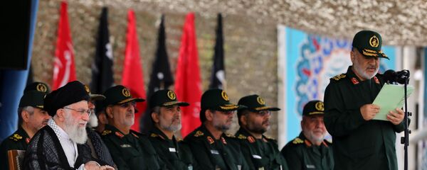 قائد الحرس الثوري الإيراني حسين سلامي خلال كلمته أمام المرشد الإيراني علي خامنئي وبعض القادة العسكريين - سبوتنيك عربي