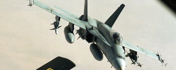 طائرة كندية من طراز CF-18 تحمل صواريخ من نوع ويندر تنحدر باتجاه ناقلة من طراز KC-135 لنقل وقود من الجو أثناء مهمتها لمساعدة قاذفات الحلفاء في غاراتها على العراق جنوب حدود الكويت طائرة كندية من طراز CF-18 تحمل صواريخ من نوع ويندر تنحدر باتجاه ناقلة من طراز KC-135 لنقل وقود من الجو أثناء مهمتها لمساعدة قاذفات الحلفاء في غاراتها على العراق جنوب حدود الكويت - سبوتنيك عربي