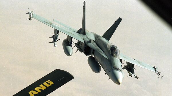 طائرة كندية من طراز CF-18 تحمل صواريخ من نوع ويندر تنحدر باتجاه ناقلة من طراز KC-135 لنقل وقود من الجو أثناء مهمتها لمساعدة قاذفات الحلفاء في غاراتها على العراق جنوب حدود الكويت - سبوتنيك عربي